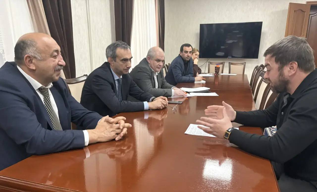 Заур Эминов провёл выездной приём граждан в Кумторкалинском районе